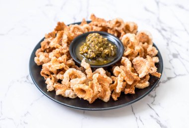 Kızarmış domuz eti rince ya da domuz eti aperatif Kuzey Tayland yeşil biber D ile