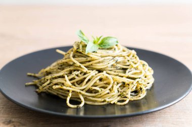 Spagetti fesleğen pesto ile
