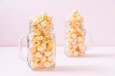 Ahşap üzerine tatlı patlamış mısır