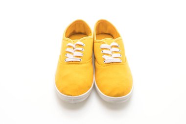 beyaz zemin üzerine sarı spor ayakkabı