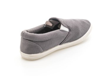 Beyaz arka planda gri spor ayakkabı 