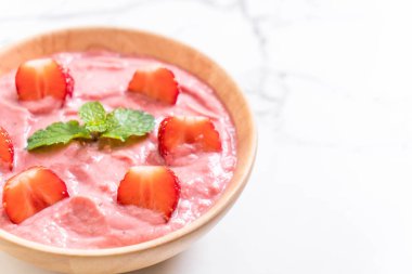 çilek smoothies kase