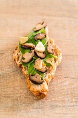 mantar kruvasan sandviç