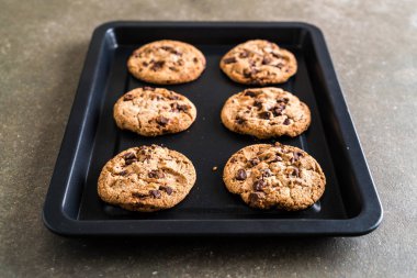 Koyu çikolata parçaları ile tanımlama