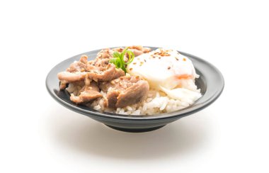 yumurta ile tepesinde pirinç Sarımsak soslu tavada kızartılmış domuz eti