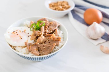 yumurta ile tepesinde pirinç Sarımsak soslu tavada kızartılmış domuz eti