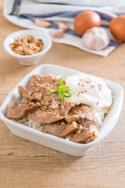 yumurta ile tepesinde pirinç Sarımsak soslu tavada kızartılmış domuz eti