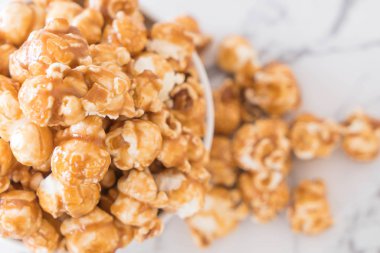 Patlamış Mısır ile karamel