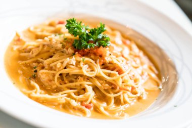 Yengeç soslu spagetti