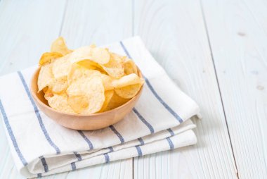 patates cipsi plaka üzerinde
