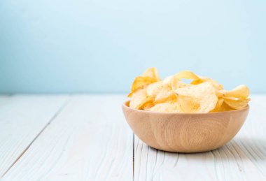 patates cipsi plaka üzerinde