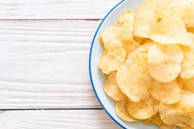 patates cipsi plaka üzerinde