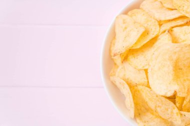 patates cipsi plaka üzerinde