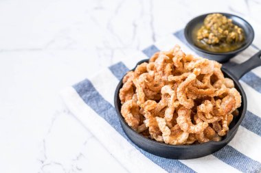 Kızarmış domuz eti rince ya da domuz eti aperatif Kuzey Tayland yeşil biber D ile