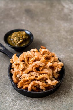 Kızarmış domuz eti rince ya da domuz eti aperatif Kuzey Tayland yeşil biber D ile