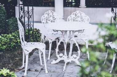 Boş beyaz açık veranda masa ve sandalye