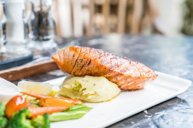 püre patates ve sebze somon biftek