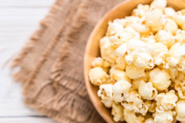 Ahşap üzerine tatlı patlamış mısır