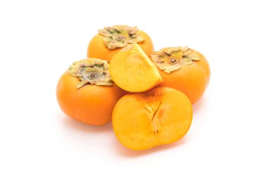 Beyaz arkaplanda taze hurma