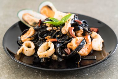 siyah spagetti veya deniz ürünleri ile makarna
