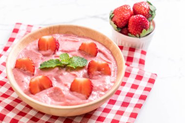 çilek smoothies kase