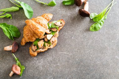 mantar kruvasan sandviç