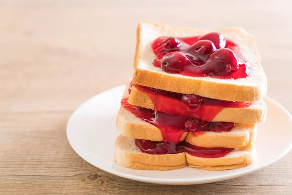 Pan con mermelada de fresa — Foto de Stock