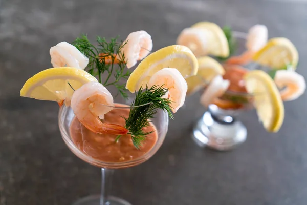 Shrimp cocktail dengan saus — Stok Foto