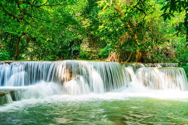 如湄 Kamin 瀑布在泰国北碧府 — 图库照片