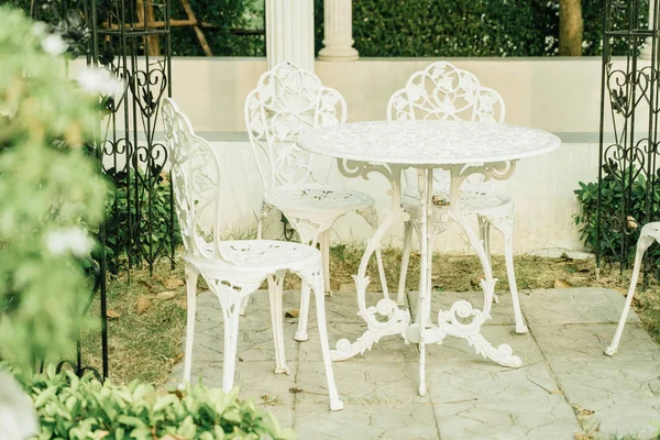 Boş beyaz açık veranda masa ve sandalye