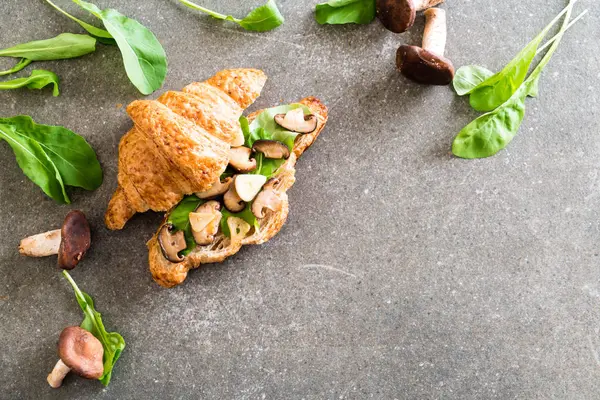 mantar kruvasan sandviç