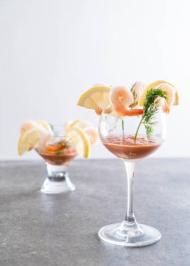 Karides kokteyl sosu ile