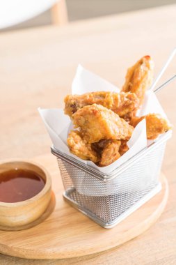 Kızarmış tavuk kanadı. 