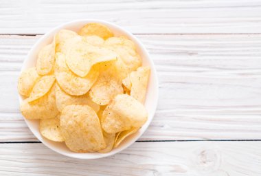 patates cipsi plaka üzerinde