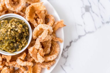 Kızarmış domuz eti rince ya da domuz eti aperatif Kuzey Tayland yeşil biber D ile