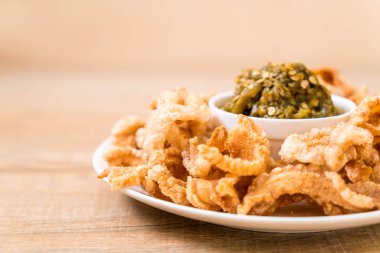 Kızarmış domuz eti rince ya da domuz eti aperatif Kuzey Tayland yeşil biber D ile