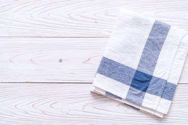 ahşap arka plan üzerinde mutfak bezi (peçete)