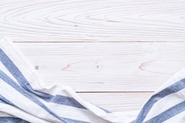 ahşap arka plan üzerinde mutfak bezi (peçete)