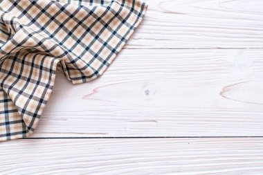 ahşap arka plan üzerinde mutfak bezi (peçete)