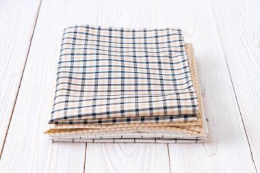 ahşap arka plan üzerinde mutfak bezi (peçete)