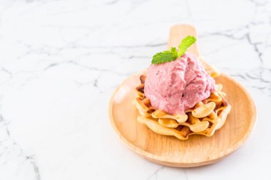 Çilekli dondurma waffle ile