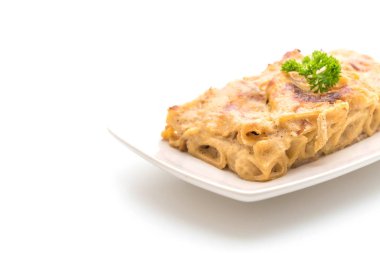 peynir ve jambon ile pişmiş penne makarna