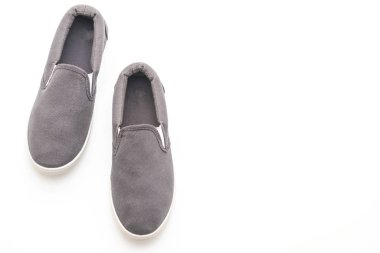 Beyaz arka planda gri spor ayakkabı 