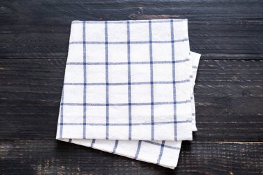 ahşap arka plan üzerinde mutfak bezi (peçete)
