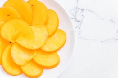 Trabzon hurması tabağa dilimlenmiş