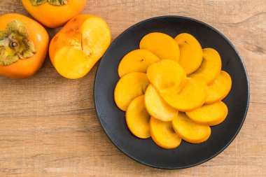 Trabzon hurması tabağa dilimlenmiş