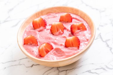 çilek smoothies kase