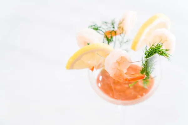 Shrimp-Cocktail mit Sauce — Stockfoto