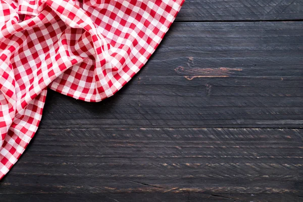 木材の背景の上にキッチン布 (ナプキン) — ストック写真