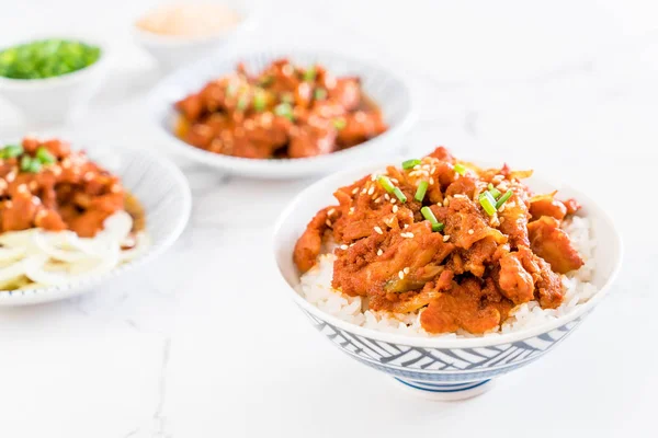 Gebakken varkensvlees met pikante Koreaanse saus (bulgogi) op top rijst — Stockfoto
